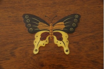 中古　美品!!　国産職人手作り品　黒タン材　「蟻(あり)組」仕立て　美しい花梨象嵌と寄木細工が目を惹くバンタチ風収納箪笥　定価約90万円相当　(R-082843)