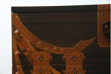 中古　美品!!　国産職人手作り品　黒タン材　「蟻(あり)組」仕立て　美しい花梨象嵌と寄木細工が目を惹くバンタチ風収納箪笥　定価約90万円相当　(R-082843)