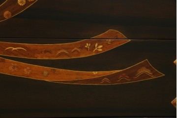 中古　美品!!　国産職人手作り品　黒タン材　「蟻(あり)組」仕立て　美しい花梨象嵌と寄木細工が目を惹くバンタチ風収納箪笥　定価約90万円相当　(R-082843)