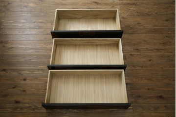 中古　美品!!　国産職人手作り品　黒タン材　「蟻(あり)組」仕立て　美しい花梨象嵌と寄木細工が目を惹くバンタチ風収納箪笥　定価約90万円相当　(R-082843)