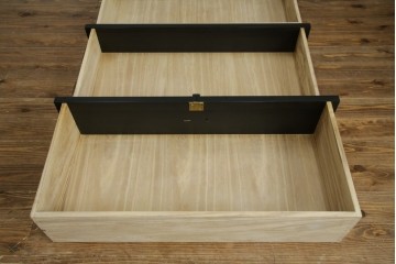 中古　美品!!　国産職人手作り品　黒タン材　「蟻(あり)組」仕立て　美しい花梨象嵌と寄木細工が目を惹くバンタチ風収納箪笥　定価約90万円相当　(R-082843)