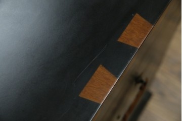 中古　美品!!　国産職人手作り品　黒タン材　「蟻(あり)組」仕立て　美しい花梨象嵌と寄木細工が目を惹くバンタチ風収納箪笥　定価約90万円相当　(R-082843)