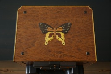 中古　美品!!　国産職人手作り品　黒タン材　「蟻(あり)組」仕立て　美しい花梨象嵌と寄木細工が目を惹くバンタチ風収納箪笥　定価約90万円相当　(R-082843)