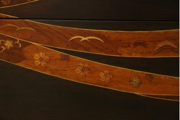 中古　美品!!　国産職人手作り品　黒タン材　「蟻(あり)組」仕立て　美しい花梨象嵌と寄木細工が目を惹くバンタチ風収納箪笥　定価約90万円相当　(R-082843)