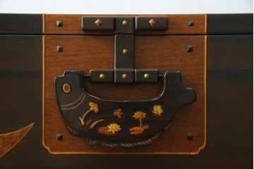 中古　美品!!　国産職人手作り品　黒タン材　「蟻(あり)組」仕立て　美しい花梨象嵌と寄木細工が目を惹くバンタチ風収納箪笥　定価約90万円相当　(R-082843)