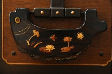 中古　美品!!　国産職人手作り品　黒タン材　「蟻(あり)組」仕立て　美しい花梨象嵌と寄木細工が目を惹くバンタチ風収納箪笥　定価約90万円相当　(R-082843)