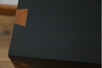 中古　美品!!　国産職人手作り品　黒タン材　「蟻(あり)組」仕立て　美しい花梨象嵌と寄木細工が目を惹くバンタチ風収納箪笥　定価約90万円相当　(R-082843)