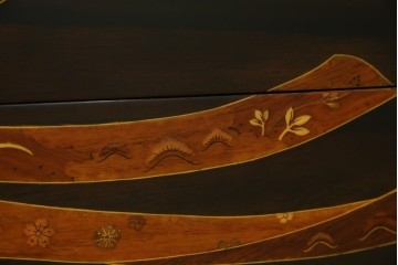 中古　美品!!　国産職人手作り品　黒タン材　「蟻(あり)組」仕立て　美しい花梨象嵌と寄木細工が目を惹くバンタチ風収納箪笥　定価約90万円相当　(R-082843)