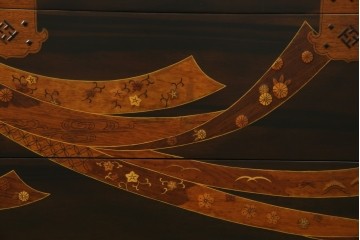 中古　美品!!　国産職人手作り品　黒タン材　「蟻(あり)組」仕立て　美しい花梨象嵌と寄木細工が目を惹くバンタチ風収納箪笥　定価約90万円相当　(R-082843)