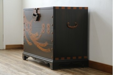 中古　美品!!　国産職人手作り品　黒タン材　「蟻(あり)組」仕立て　美しい花梨象嵌と寄木細工が目を惹くバンタチ風収納箪笥　定価約90万円相当　(R-082843)