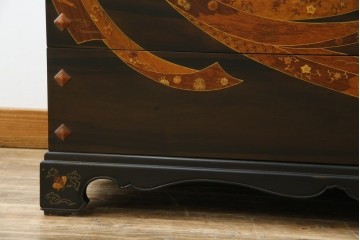 中古　美品!!　国産職人手作り品　黒タン材　「蟻(あり)組」仕立て　美しい花梨象嵌と寄木細工が目を惹くバンタチ風収納箪笥　定価約90万円相当　(R-082843)