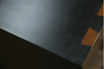 中古　美品!!　国産職人手作り品　黒タン材　「蟻(あり)組」仕立て　美しい花梨象嵌と寄木細工が目を惹くバンタチ風収納箪笥　定価約90万円相当　(R-082843)