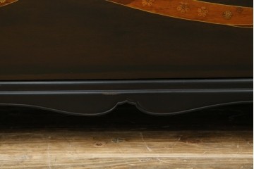 中古　美品!!　国産職人手作り品　黒タン材　「蟻(あり)組」仕立て　美しい花梨象嵌と寄木細工が目を惹くバンタチ風収納箪笥　定価約90万円相当　(R-082843)