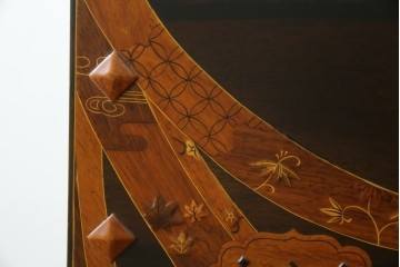 中古　美品!!　国産職人手作り品　黒タン材　「蟻(あり)組」仕立て　美しい花梨象嵌と寄木細工が目を惹くバンタチ風収納箪笥　定価約90万円相当　(R-082843)