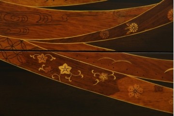 中古　美品!!　国産職人手作り品　黒タン材　「蟻(あり)組」仕立て　美しい花梨象嵌と寄木細工が目を惹くバンタチ風収納箪笥　定価約90万円相当　(R-082843)