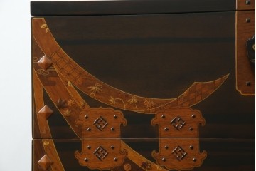 中古　美品!!　国産職人手作り品　黒タン材　「蟻(あり)組」仕立て　美しい花梨象嵌と寄木細工が目を惹くバンタチ風収納箪笥　定価約90万円相当　(R-082843)