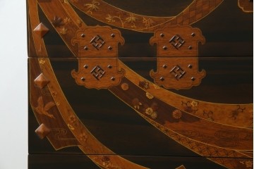 中古　美品!!　国産職人手作り品　黒タン材　「蟻(あり)組」仕立て　美しい花梨象嵌と寄木細工が目を惹くバンタチ風収納箪笥　定価約90万円相当　(R-082843)