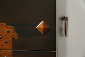 中古　美品!!　国産職人手作り品　黒タン材　「蟻(あり)組」仕立て　美しい花梨象嵌と寄木細工が目を惹くバンタチ風収納箪笥　定価約90万円相当　(R-082843)