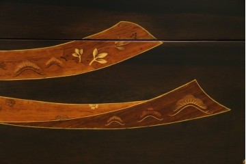 中古　美品!!　国産職人手作り品　黒タン材　「蟻(あり)組」仕立て　美しい花梨象嵌と寄木細工が目を惹くバンタチ風収納箪笥　定価約90万円相当　(R-082843)