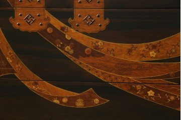 中古　美品!!　国産職人手作り品　黒タン材　「蟻(あり)組」仕立て　美しい花梨象嵌と寄木細工が目を惹くバンタチ風収納箪笥　定価約90万円相当　(R-082843)