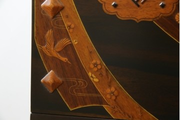 中古　美品!!　国産職人手作り品　黒タン材　「蟻(あり)組」仕立て　美しい花梨象嵌と寄木細工が目を惹くバンタチ風収納箪笥　定価約90万円相当　(R-082843)