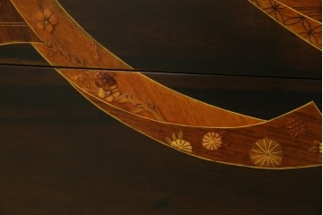 中古　美品!!　国産職人手作り品　黒タン材　「蟻(あり)組」仕立て　美しい花梨象嵌と寄木細工が目を惹くバンタチ風収納箪笥　定価約90万円相当　(R-082843)