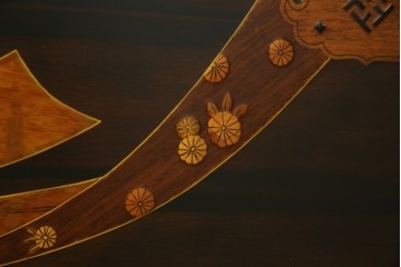 中古　美品!!　国産職人手作り品　黒タン材　「蟻(あり)組」仕立て　美しい花梨象嵌と寄木細工が目を惹くバンタチ風収納箪笥　定価約90万円相当　(R-082843)