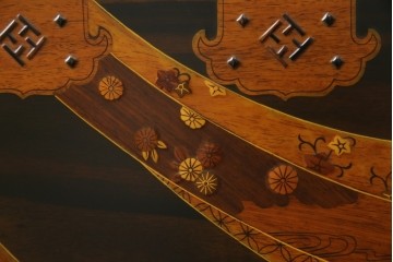 中古　美品!!　国産職人手作り品　黒タン材　「蟻(あり)組」仕立て　美しい花梨象嵌と寄木細工が目を惹くバンタチ風収納箪笥　定価約90万円相当　(R-082843)