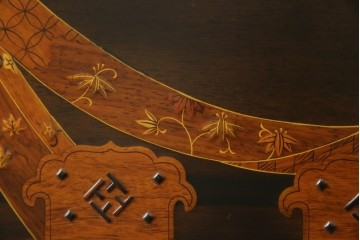 中古　美品!!　国産職人手作り品　黒タン材　「蟻(あり)組」仕立て　美しい花梨象嵌と寄木細工が目を惹くバンタチ風収納箪笥　定価約90万円相当　(R-082843)