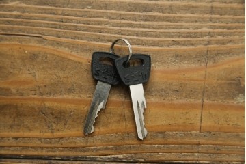 中古　美品!!　国産職人手作り品　黒タン材　「蟻(あり)組」仕立て　美しい花梨象嵌と寄木細工が目を惹くバンタチ風収納箪笥　定価約90万円相当　(R-082843)