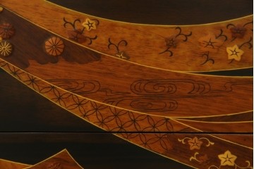 中古　美品!!　国産職人手作り品　黒タン材　「蟻(あり)組」仕立て　美しい花梨象嵌と寄木細工が目を惹くバンタチ風収納箪笥　定価約90万円相当　(R-082843)