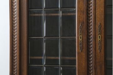 イギリスアンティーク　上手物!!　オーク材　クラシカルな雰囲気が素敵な仕立ての良い彫刻の高級キャビネット(飾り棚、陳列棚、収納棚、戸棚、店舗什器)(R-082846)