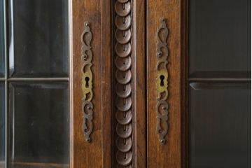 イギリスアンティーク　上手物!!　オーク材　クラシカルな雰囲気が素敵な仕立ての良い彫刻の高級キャビネット(飾り棚、陳列棚、収納棚、戸棚、店舗什器)(R-082846)