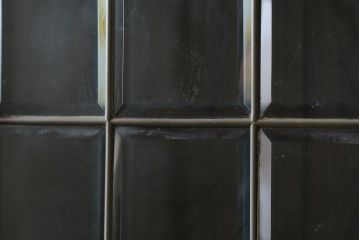 イギリスアンティーク　上手物!!　オーク材　クラシカルな雰囲気が素敵な仕立ての良い彫刻の高級キャビネット(飾り棚、陳列棚、収納棚、戸棚、店舗什器)(R-082846)
