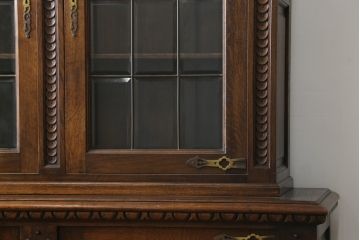 イギリスアンティーク　上手物!!　オーク材　クラシカルな雰囲気が素敵な仕立ての良い彫刻の高級キャビネット(飾り棚、陳列棚、収納棚、戸棚、店舗什器)(R-082846)