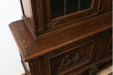 イギリスアンティーク　上手物!!　オーク材　クラシカルな雰囲気が素敵な仕立ての良い彫刻の高級キャビネット(飾り棚、陳列棚、収納棚、戸棚、店舗什器)(R-082846)