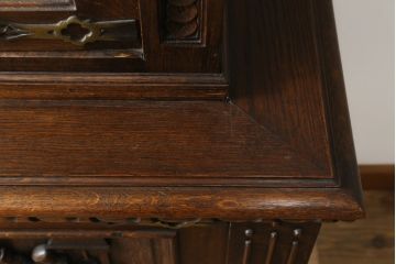 イギリスアンティーク　上手物!!　オーク材　クラシカルな雰囲気が素敵な仕立ての良い彫刻の高級キャビネット(飾り棚、陳列棚、収納棚、戸棚、店舗什器)(R-082846)