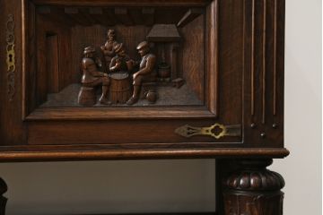 イギリスアンティーク　上手物!!　オーク材　クラシカルな雰囲気が素敵な仕立ての良い彫刻の高級キャビネット(飾り棚、陳列棚、収納棚、戸棚、店舗什器)(R-082846)