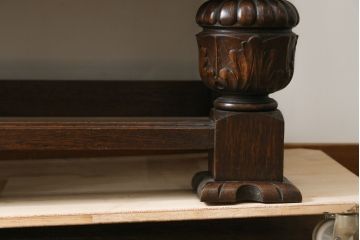 イギリスアンティーク　上手物!!　オーク材　クラシカルな雰囲気が素敵な仕立ての良い彫刻の高級キャビネット(飾り棚、陳列棚、収納棚、戸棚、店舗什器)(R-082846)