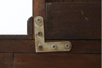 イギリスアンティーク　上手物!!　オーク材　クラシカルな雰囲気が素敵な仕立ての良い彫刻の高級キャビネット(飾り棚、陳列棚、収納棚、戸棚、店舗什器)(R-082846)
