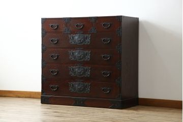 中古　美品!!　欅産業　仙台民芸箪笥(仙台箪笥)　漆塗り　品のある佇まいが美しい衣装箪笥(引き出し、収納箪笥、和たんす、整理箪笥)(R-082848)