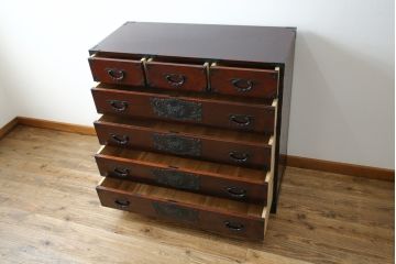 中古　美品!!　欅産業　仙台民芸箪笥(仙台箪笥)　漆塗り　品のある佇まいが美しい衣装箪笥(引き出し、収納箪笥、和たんす、整理箪笥)(R-082848)