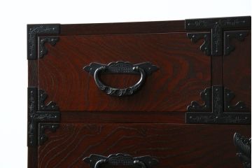 中古　美品!!　欅産業　仙台民芸箪笥(仙台箪笥)　漆塗り　品のある佇まいが美しい衣装箪笥(引き出し、収納箪笥、和たんす、整理箪笥)(R-082848)