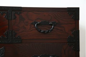 中古　美品!!　欅産業　仙台民芸箪笥(仙台箪笥)　漆塗り　品のある佇まいが美しい衣装箪笥(引き出し、収納箪笥、和たんす、整理箪笥)(R-082848)