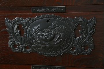 中古　美品!!　欅産業　仙台民芸箪笥(仙台箪笥)　漆塗り　品のある佇まいが美しい衣装箪笥(引き出し、収納箪笥、和たんす、整理箪笥)(R-082848)