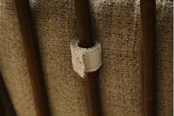 イギリスビンテージ　ERCOL(アーコール)　エバーグリーン　曲げ木のフレームが目を惹くハイバック2人掛けソファ　定価約72万円　(R-082849)