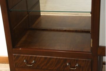 中古　特注品　松本民芸家具　シックな佇まいのキュリオケース(キャビネット、陳列棚、飾り棚、ガラスケース、コレクションケース、店舗什器)(R-082850)