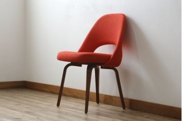 中古　美品　Knoll(ノル)　Saarinen Collection Conference Arm Chair(サーリネン コレクション カンファレンス アームチェア) 鮮やかな赤が印象的なアームチェア(椅子、イス)(定価約36万円)(R-082851)
