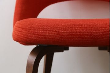 中古　美品　Knoll(ノル)　Saarinen Collection Conference Arm Chair(サーリネン コレクション カンファレンス アームチェア) 鮮やかな赤が印象的なアームチェア(椅子、イス)(定価約36万円)(R-082851)