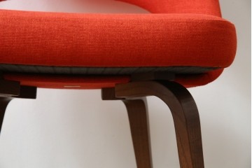 中古　美品　Knoll(ノル)　Saarinen Collection Conference Chair(サーリネン コレクション カンファレンスチェア)　 鮮やかな赤が印象的なアームレスチェア　定価約36万円相当　(R-082851)